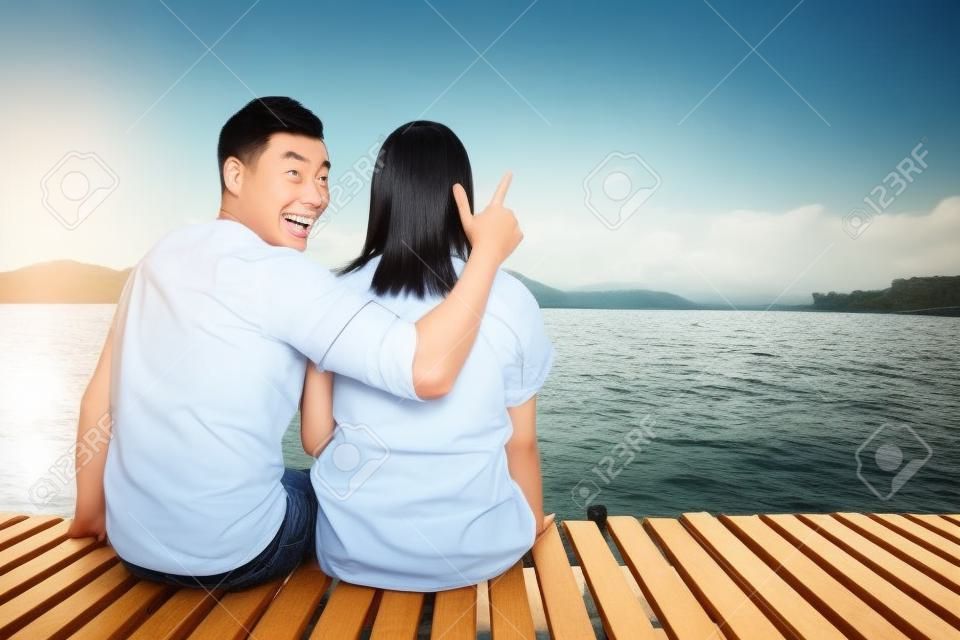 面白いアジアのカップルの恋人。女性をいちゃつく上での男性の成功の概念。
