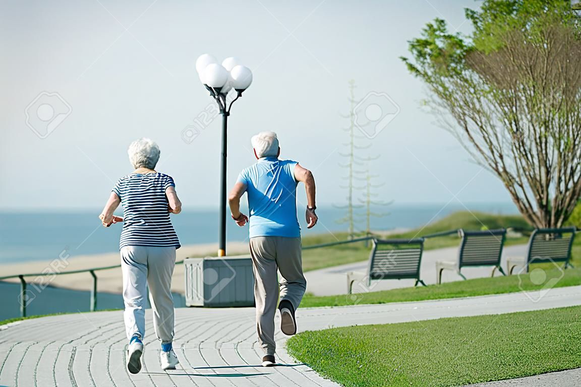 Couple de personnes âgées faisant du jogging