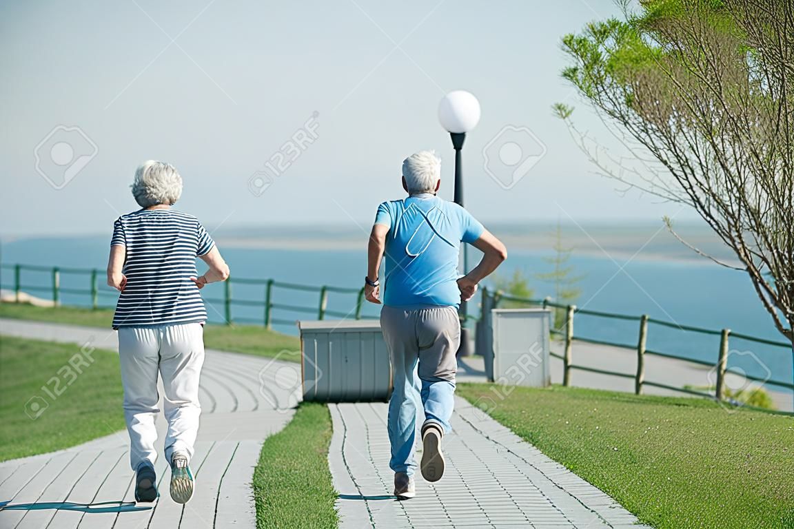 Couple de personnes âgées faisant du jogging