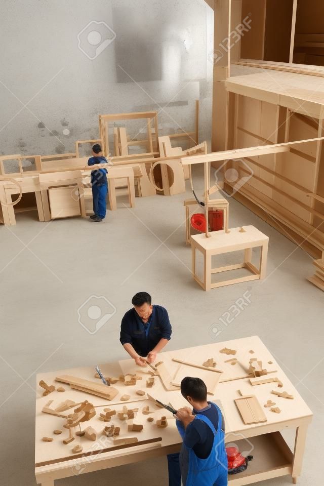 Lavorare con piccoli pezzi di legno