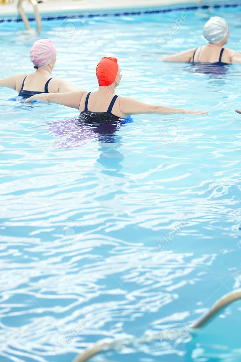 Oudere vrouwen die in het zwembad trainen