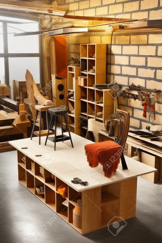 Imagen de fondo vertical del taller de carpintería artesanal en tonos cálidos con especial atención a los muebles de diseño hechos a mano