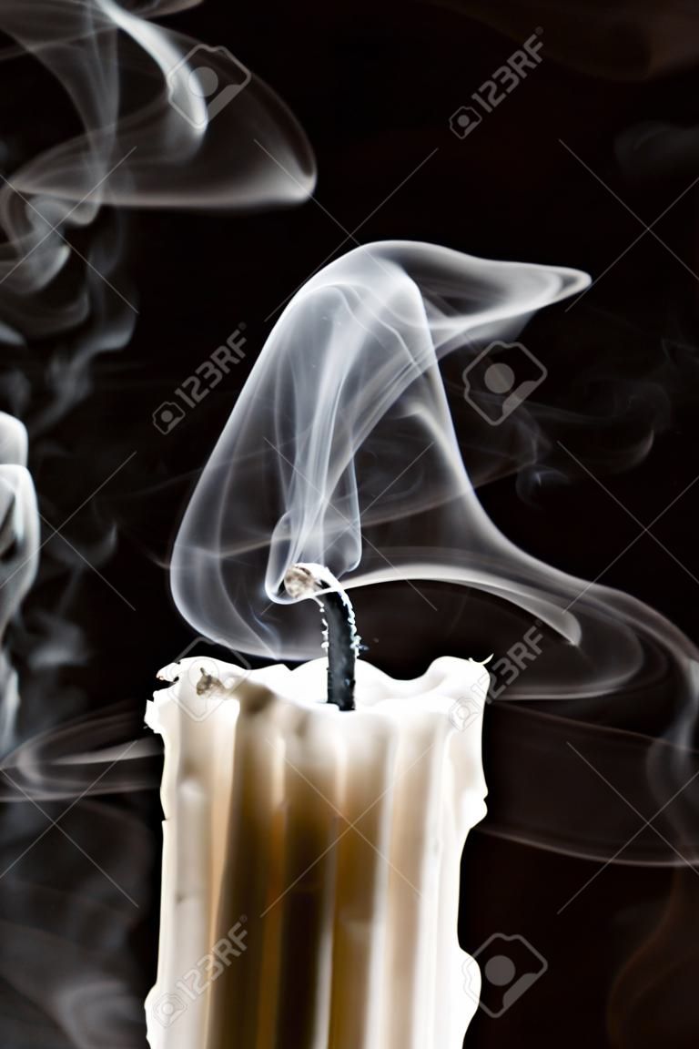 Primo piano di candela con il fumo