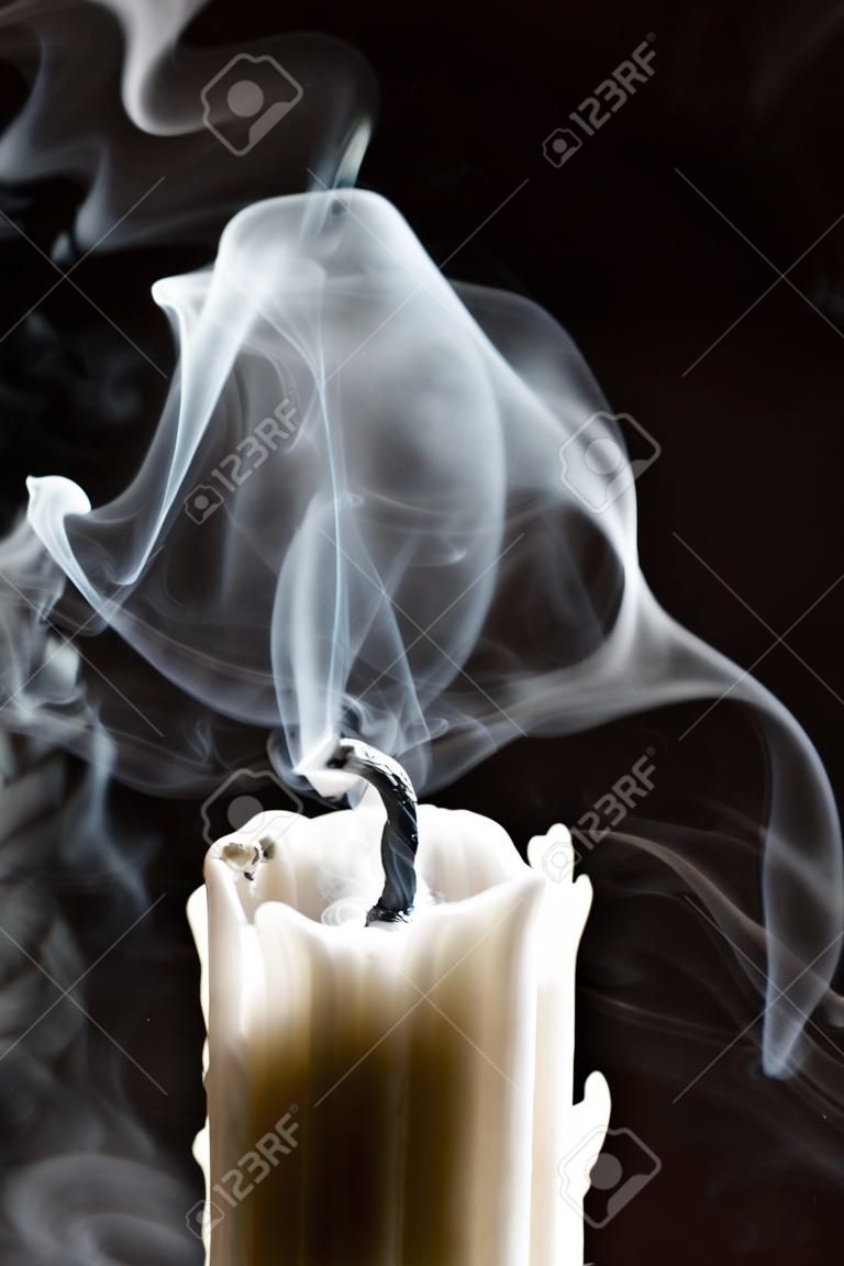 Primo piano di candela con il fumo