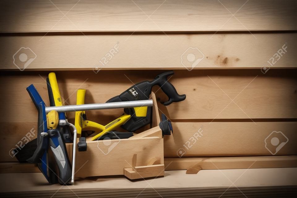Martillo, sierra y cepillo en la caja de herramientas de carpintería