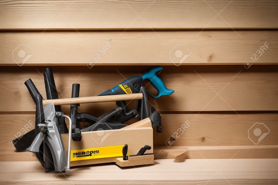 Martillo, sierra y cepillo en la caja de herramientas de carpintería