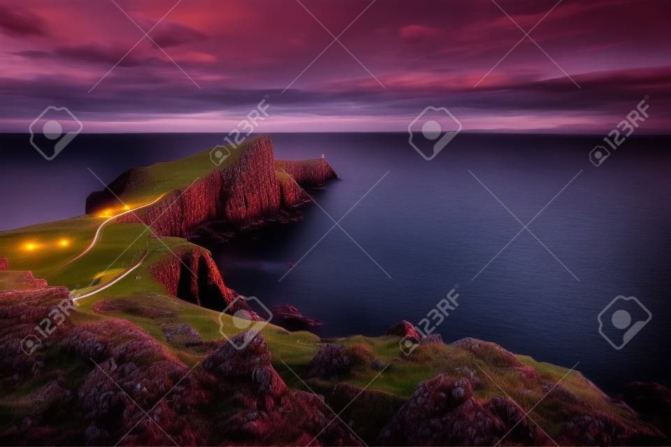 Crépuscule à couper le souffle au phare de Neist Point en Écosse