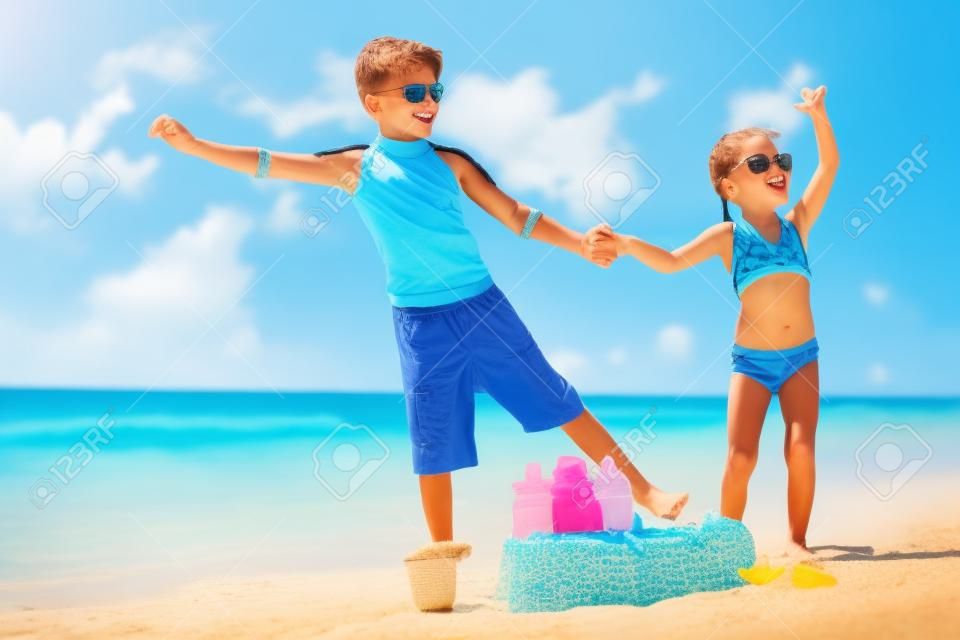 형제와 열대 해변에서 휴가를 즐기는 자매
