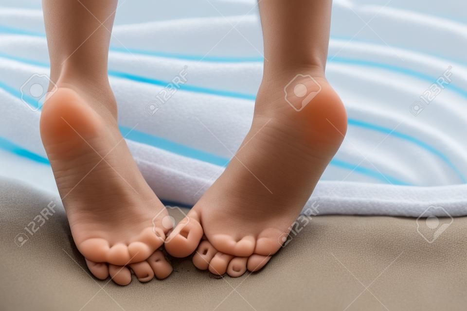 Primo piano di un piccolo piede ragazza su un telo