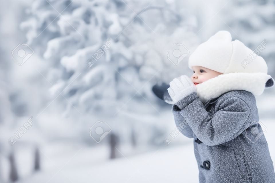 Niña Adorable Con Ropa De Abrigo Al Aire Libre En La Nieve Hermoso