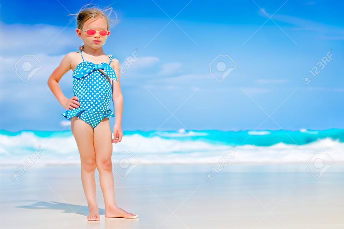熱帯のビーチでかわいい女の子の肖像画