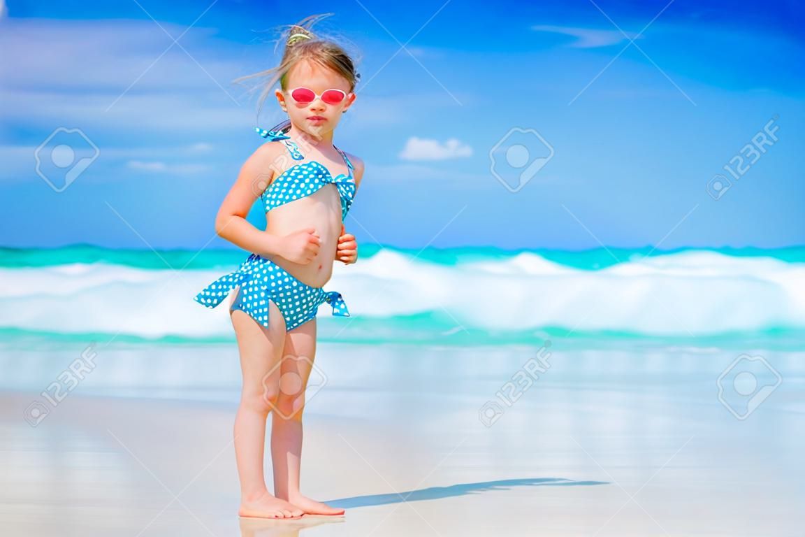 熱帯のビーチでかわいい女の子の肖像画