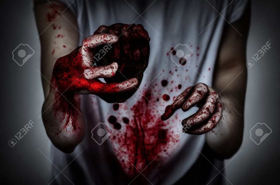 Sanguinosa Halloween tema: assassino pazzo mantiene le mani insanguinate strappati sanguinosa cuore umano e la depressione sperimentare e dolore