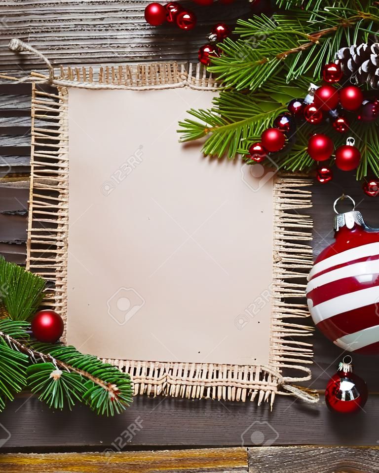 Lettera di Natale, elenco, congratulazioni su uno sfondo di legno. spazio libero, mockup capodanno. Rami di abete e decorazioni con le proprie mani. Saluti economici