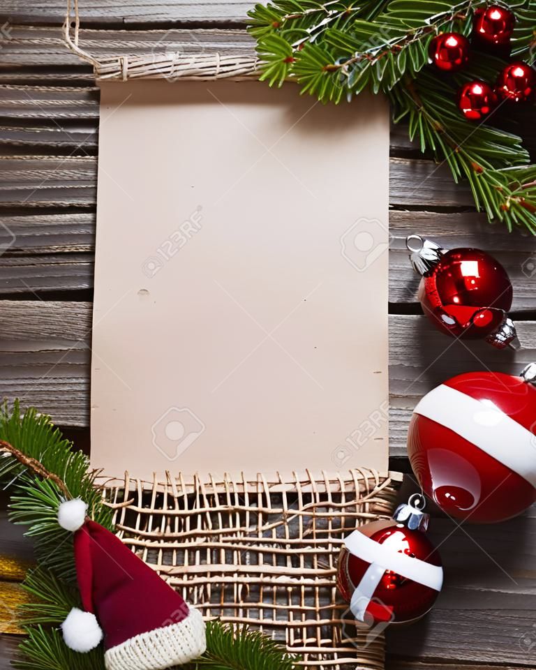 Carta de Natal, lista, parabéns por um fundo de madeira. espaço livre, mockup Ano novo. ramos Spruce e decoração com suas próprias mãos. Saudações baratas