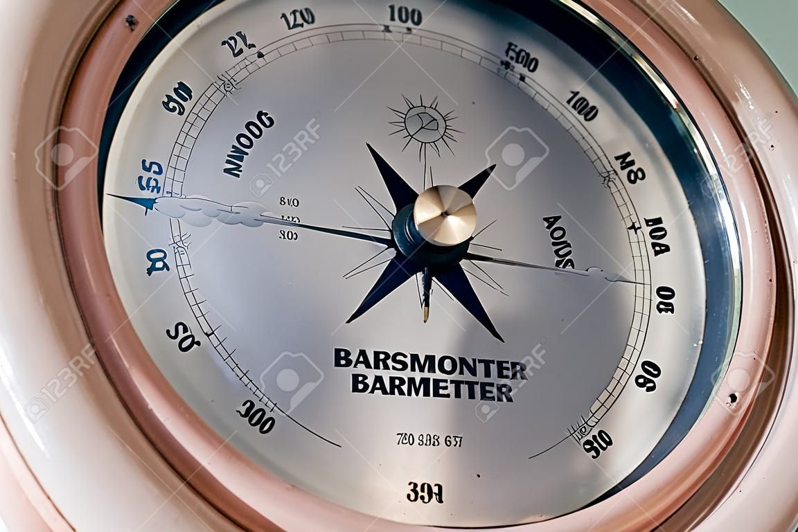 Een oude vintage barometer op de muur