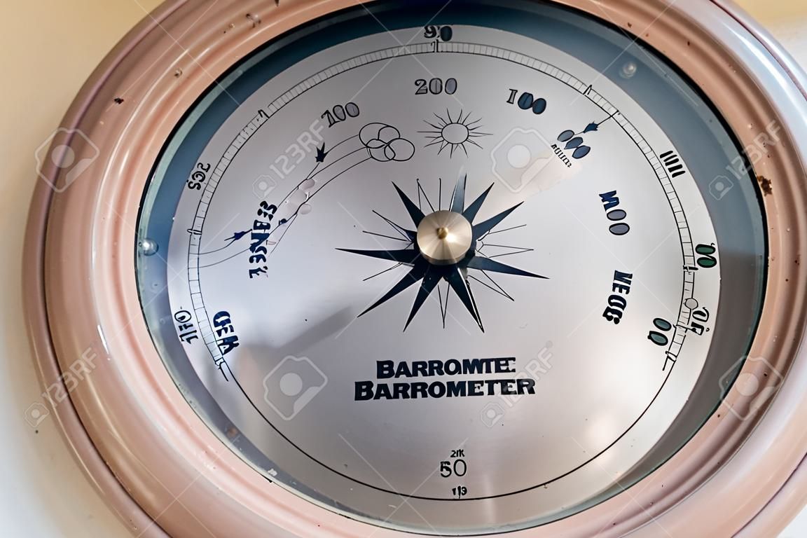 Een oude vintage barometer op de muur