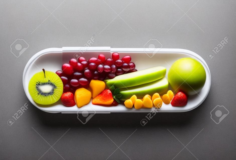 Verschillende vruchten in capsule - gezonde voeding concept