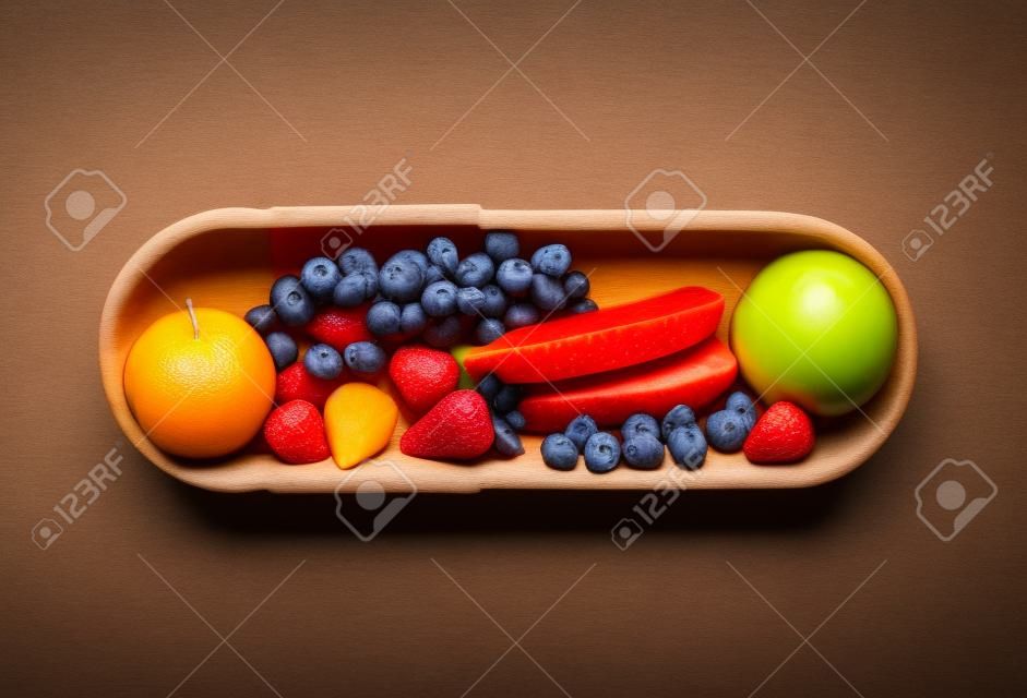 Verschillende vruchten in capsule - gezonde voeding concept