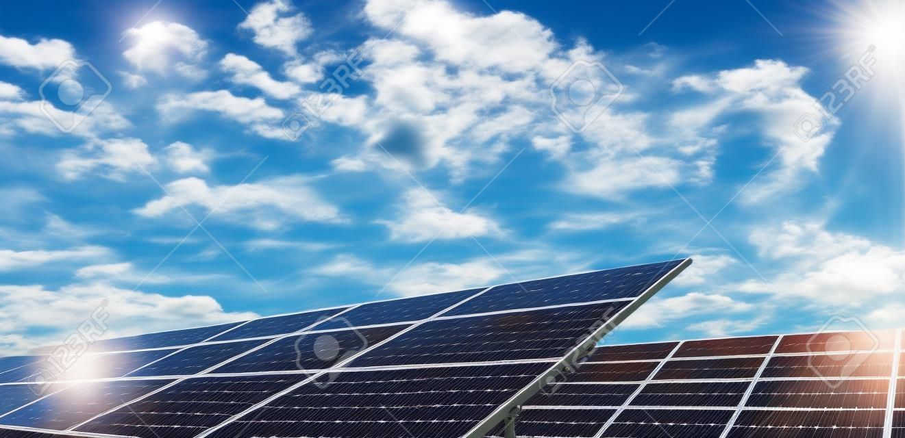 Solar fotovoltaica paneles de campo para la producción de energía renovable con el cielo azul y las nubes