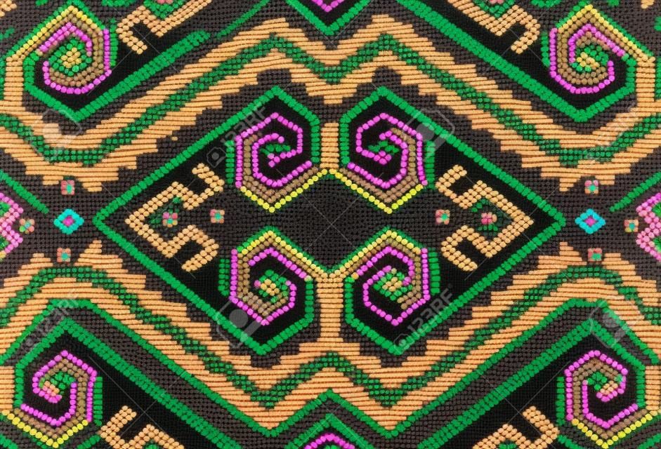 Die Sarawak Beads werden in liebevoller Handarbeit hergestellt und vom Dayak-Stamm aus dem malaysischen Borneo entworfen. Fügen Sie mit dem lebendigen Stammesmotiv einen Spritzer Farbe und Persönlichkeit hinzu.