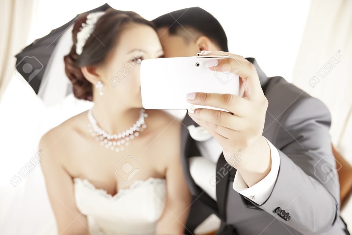 Las parejas toman fotos en la boda