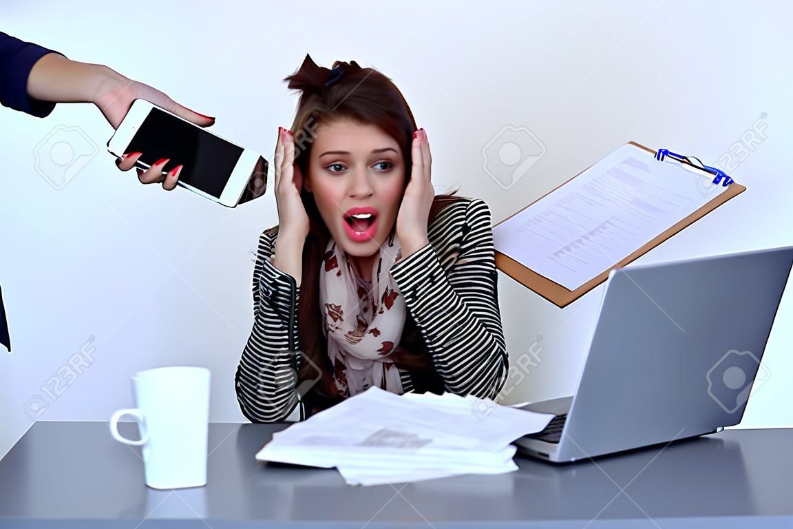Portrait fatigué jeune femme d'affaires avec un ordinateur portable