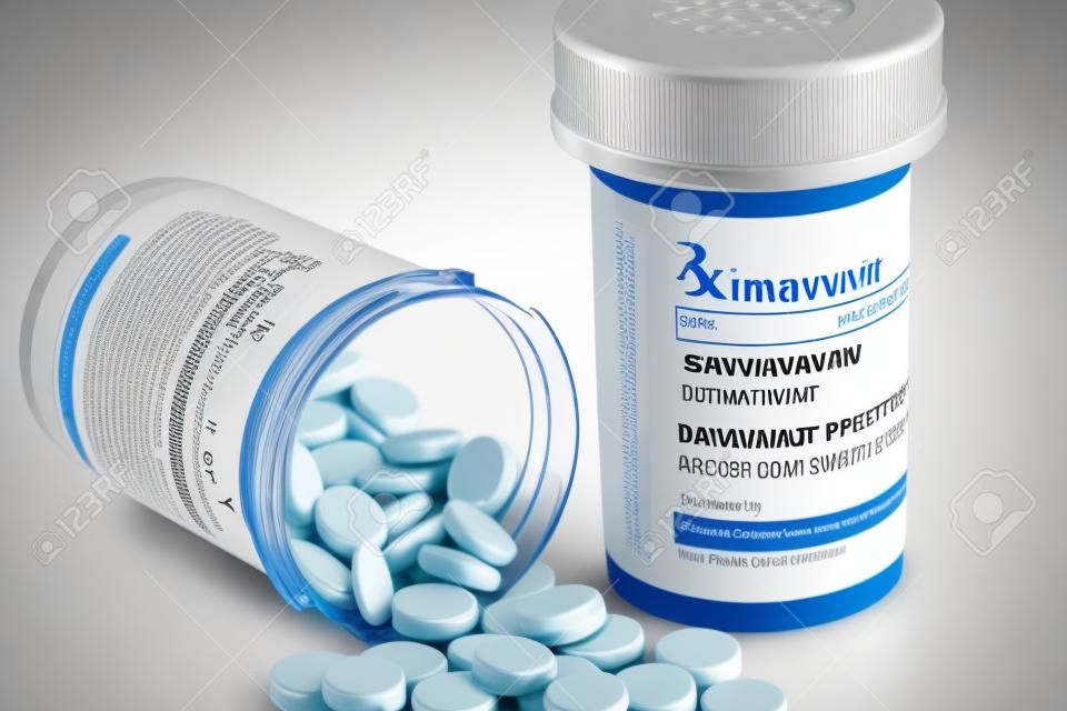 Botellas de prescripción de simvastatina. Simvastatin es un nombre de medicamento genérico y la etiqueta fue creada por el fotógrafo.