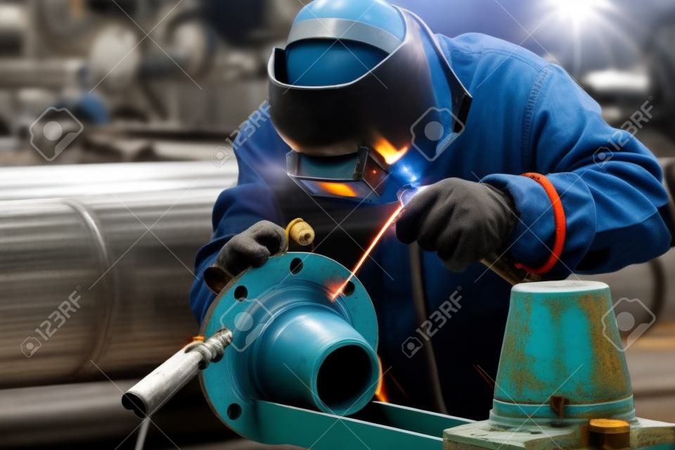 Welding works on manufacturing of units and parts of pipelines in the field