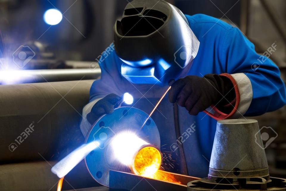 Welding works on manufacturing of units and parts of pipelines in the field