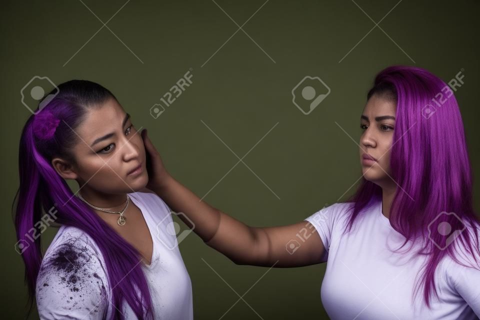 zwei Frauen kämpfen, schlagen, schlagen, Catfight, Konzept der häuslichen Gewalt, Körperverletzung