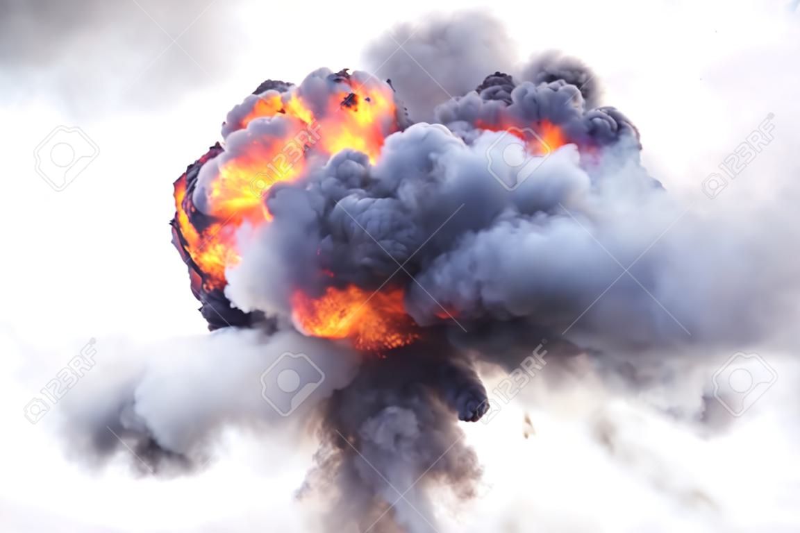 Explosão colorida com fogo e fumaça no fundo claro