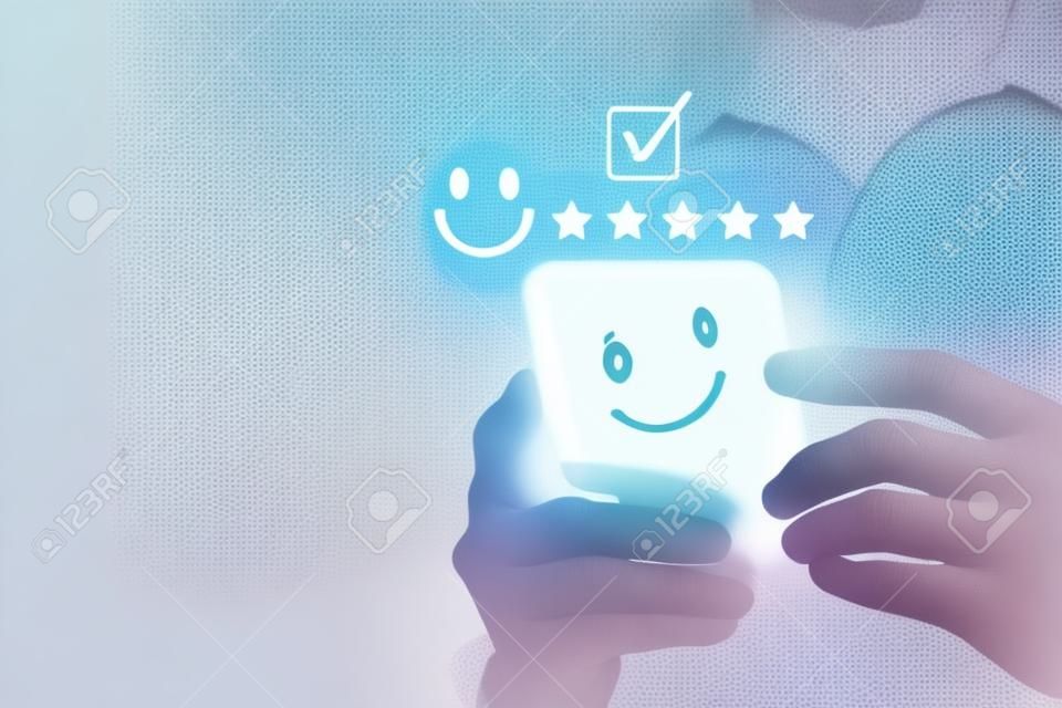 Concept d'enquête de satisfaction et de service client, gens d'affaires utilisant un smartphone pour répondre au questionnaire et à l'indice de satisfaction l'indice de satisfaction avec l'icône du visage souriant 5 étoiles