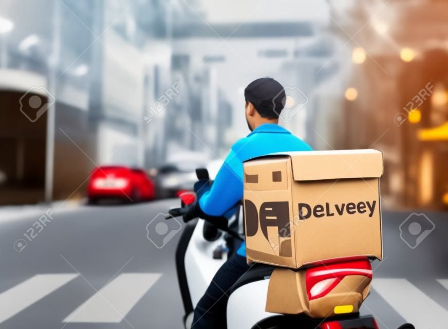 I conducenti di consegne di cibo stanno guidando per consegnare prodotti per i clienti che ordinano online. L'impatto dell'epidemia ha aumentato gli acquisti online.