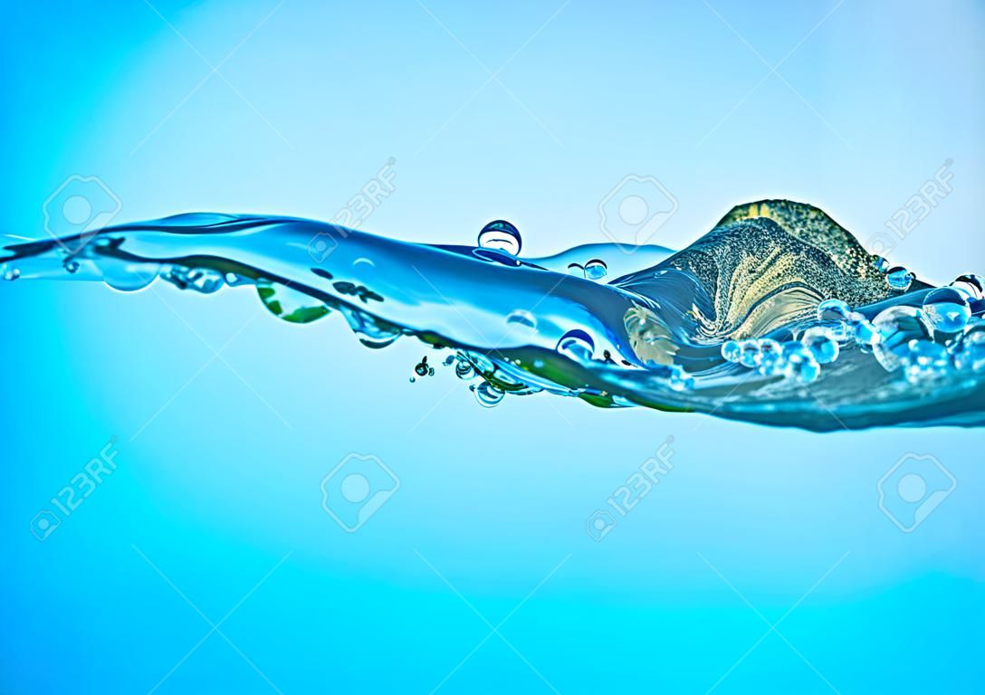 Imagen de primer plano de la onda de agua abstracta con burbujas.