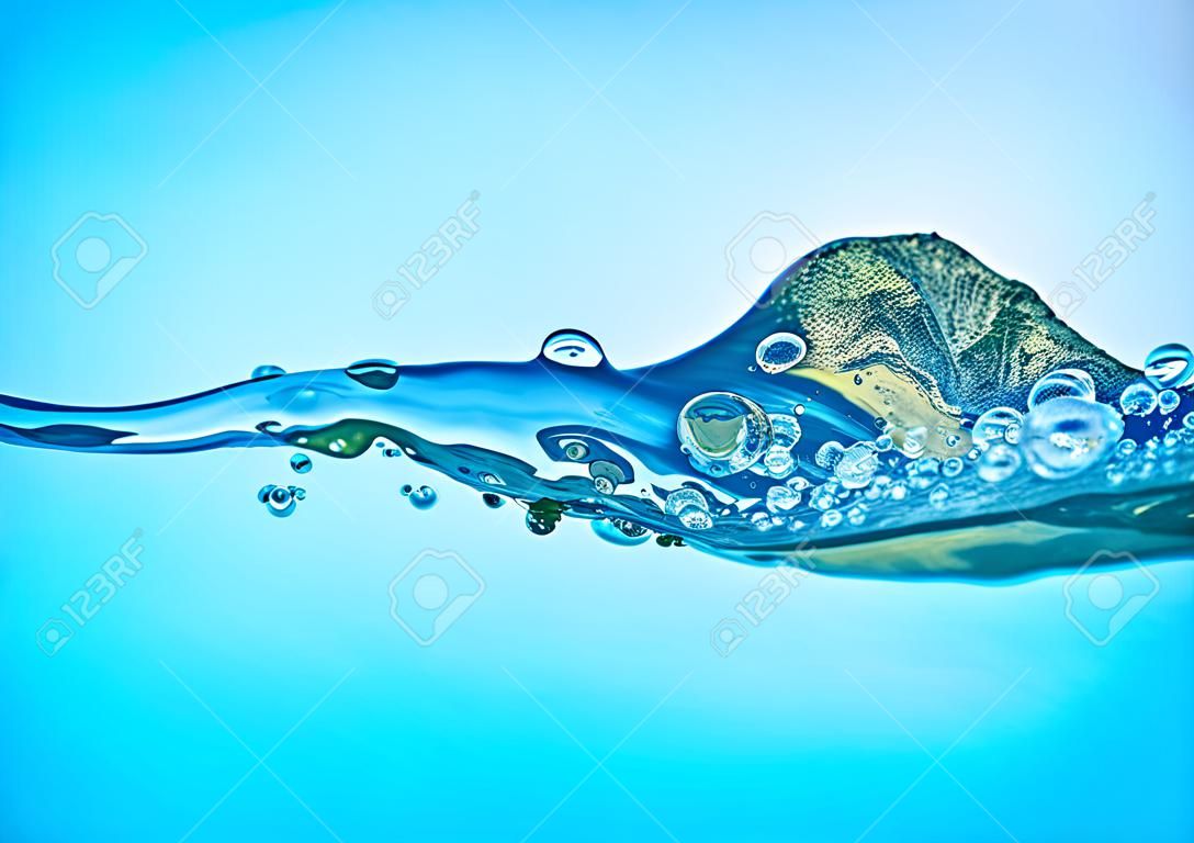 Close-up foto van abstracte watergolf met bubbels.