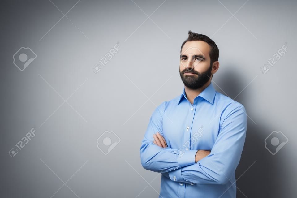 Foto van zakenman met baard dragen shirt. Zakenman kijken naar camera. Geïsoleerd op witte achtergrond