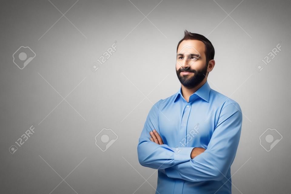 Foto del empresario con la barba que usa la camisa. El hombre de negocios mirando a la cámara. Aislado en el fondo blanco