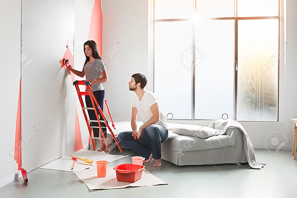 Junges Paar macht Wohnung reparieren sich selbst