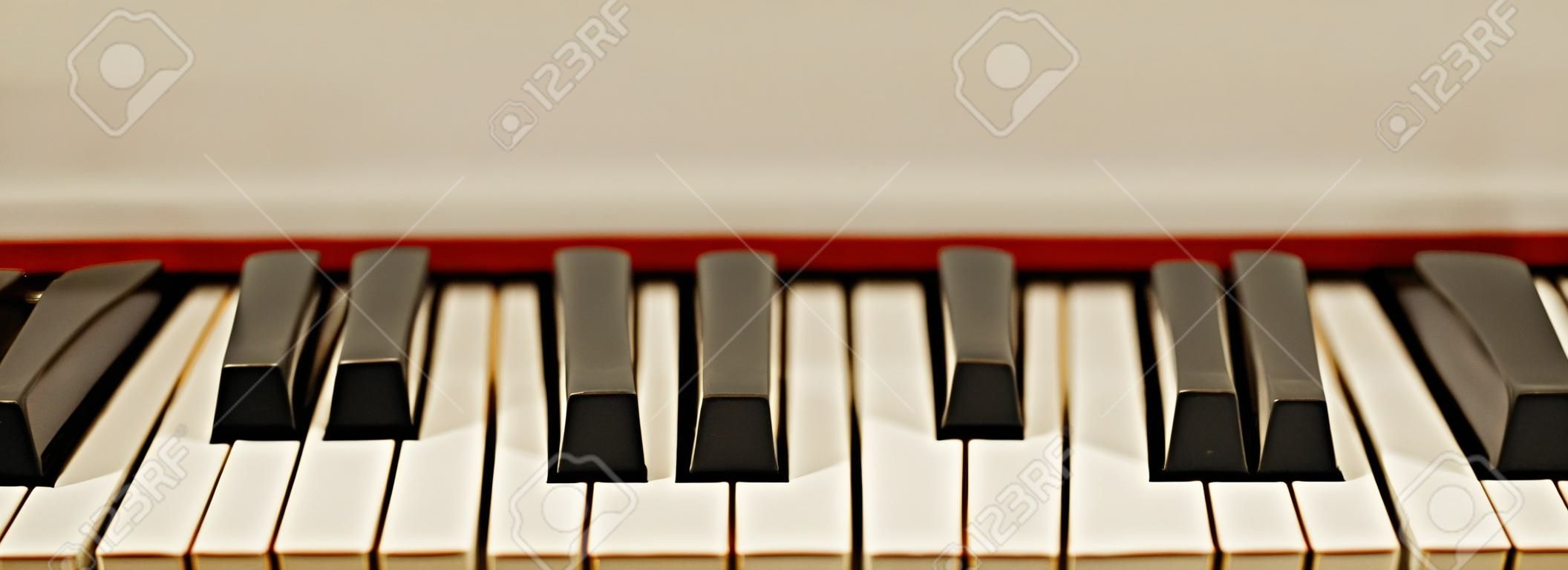 Das melodischste Musikinstrument. Nahaufnahme von schwarzen und weißen Klaviertasten. Musikkonzept