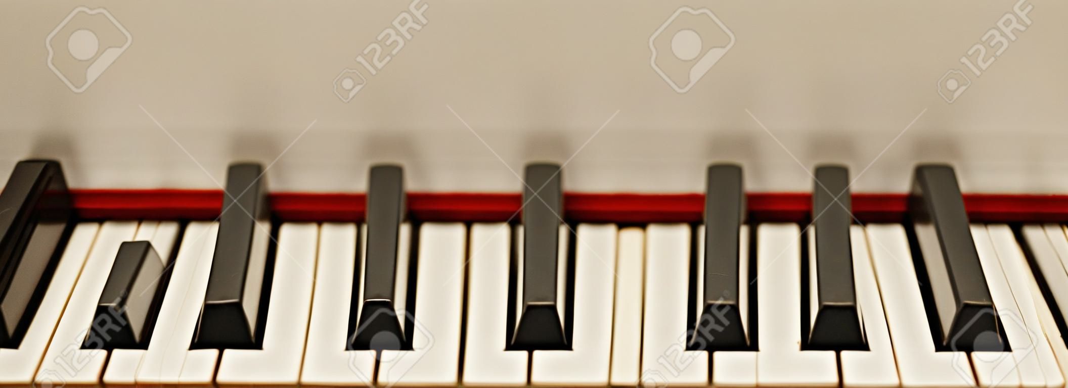 Das melodischste Musikinstrument. Nahaufnahme von schwarzen und weißen Klaviertasten. Musikkonzept