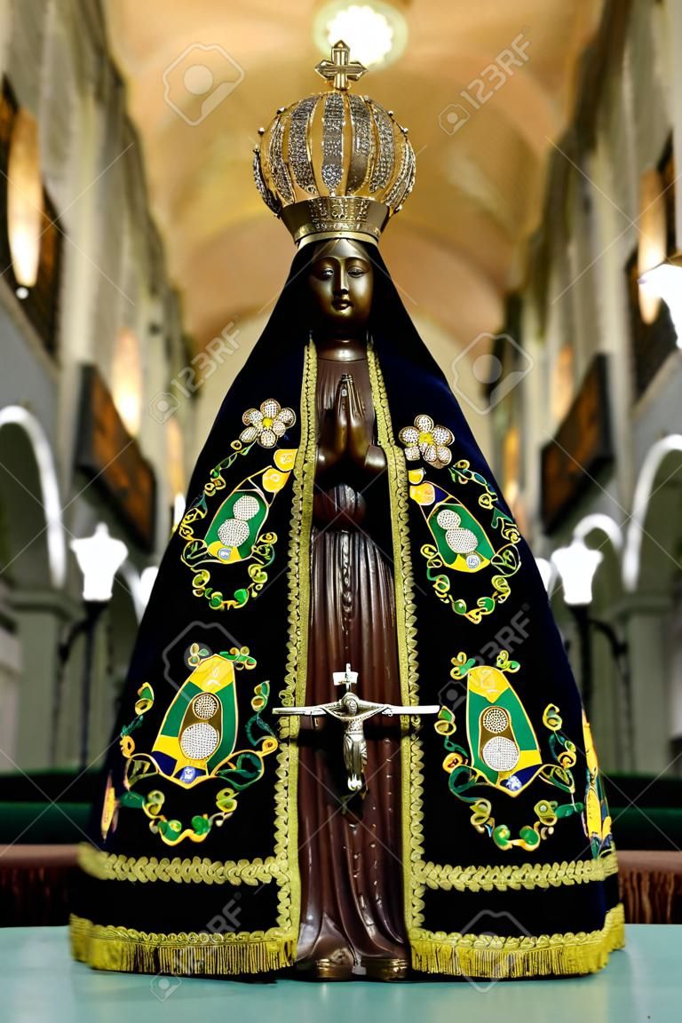 Estátua da imagem de Nossa Senhora de Aparecida, mãe de Deus na religião católica, padroeira do Brasil