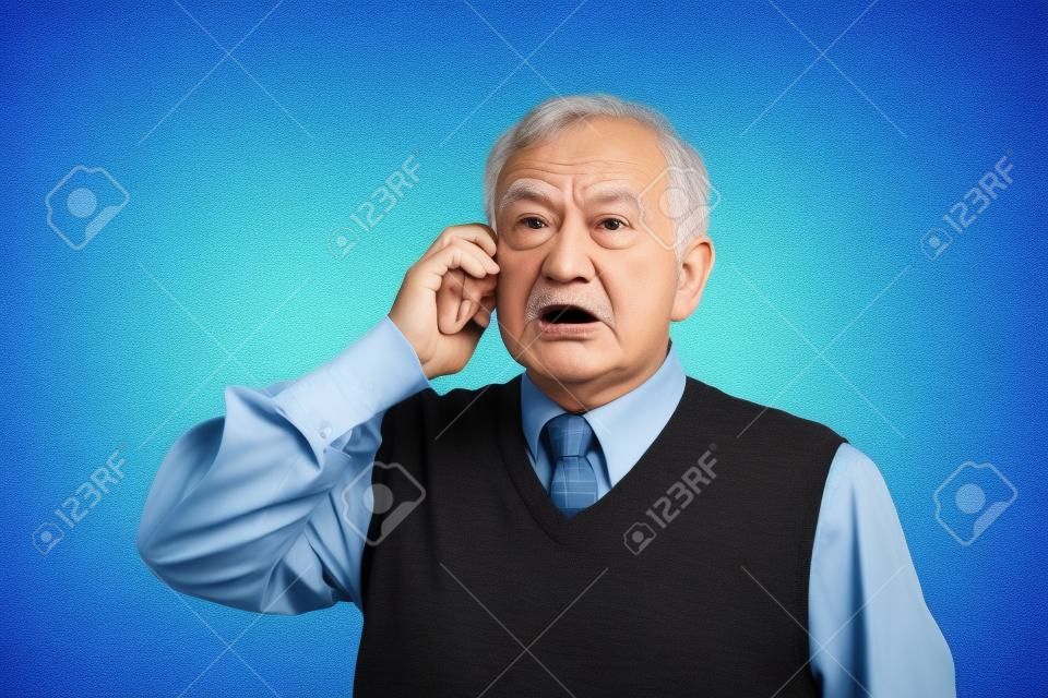 Boze senior man praten op mobiele telefoon geïsoleerd op grijze muur achtergrond. negatieve emoties