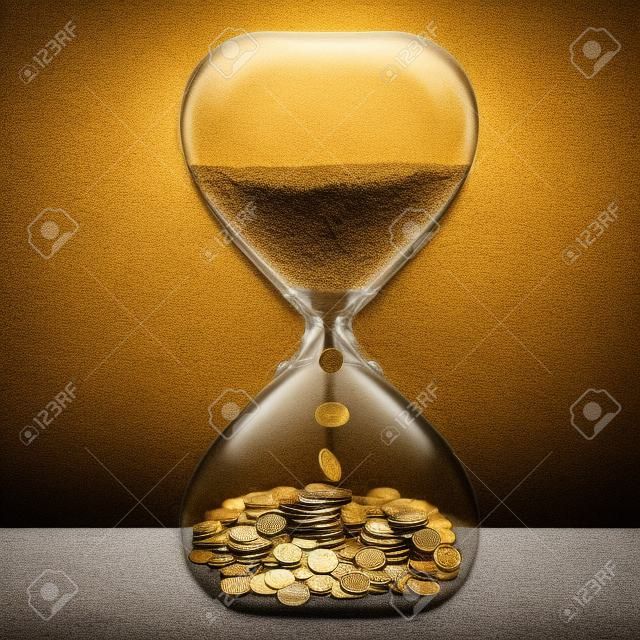 Czas to pieniądz okazja finansowa pojęcia. Zegar z kurzu i piasku monet złota samodzielnie na szarym tle ściany