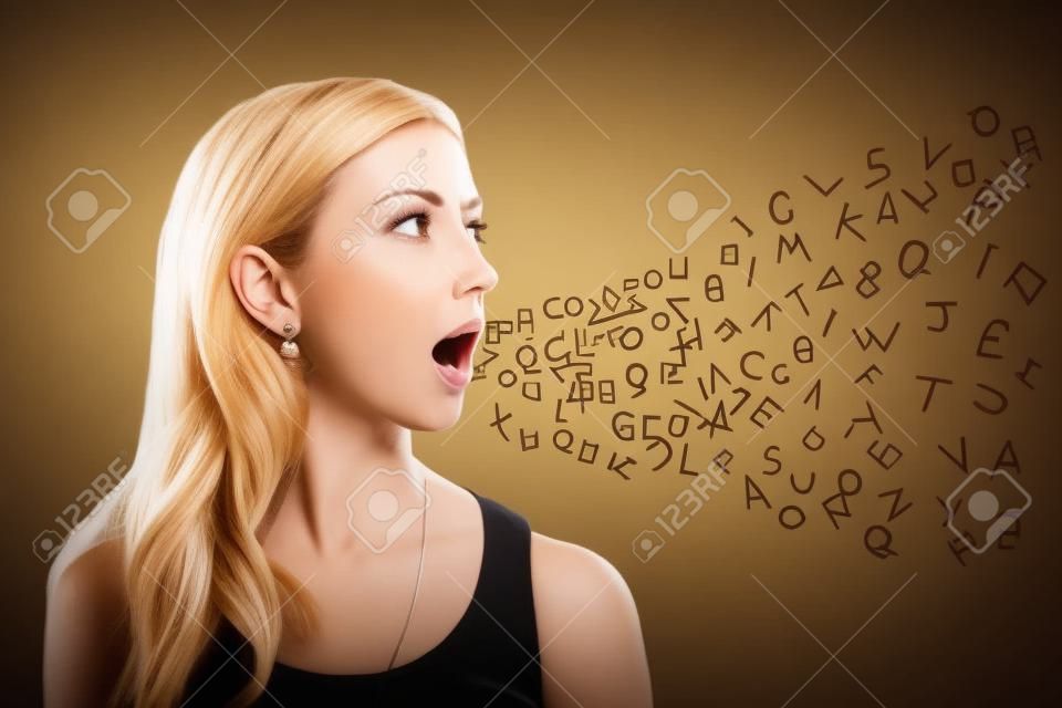 Een vrouw praat met alfabet letters die uit haar mond komen.