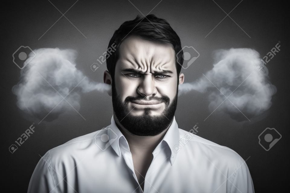 特写肖像，愤怒的年轻人吹蒸汽从耳朵有神经原子分解孤立的灰色背景人的负面情绪的面部表情的情感态度