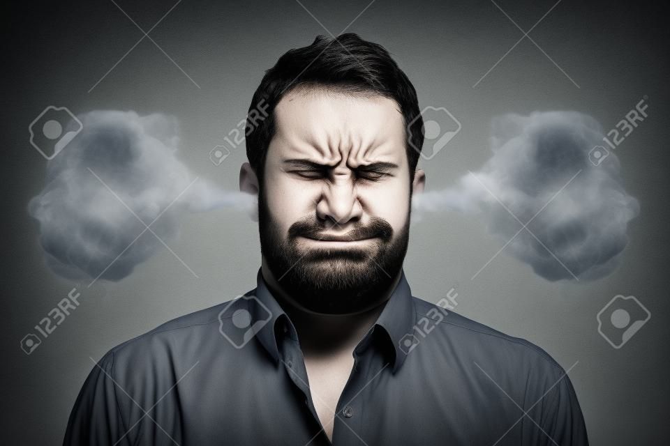 Nahaufnahmeportrait zorniger junger Mann, Dampf Ausblasen von Ohren kommen, über Nervenatomschlag zu haben isoliert grauen Hintergrund. Negative menschliche Gefühle Gesichtsausdruck Gefühle Haltung