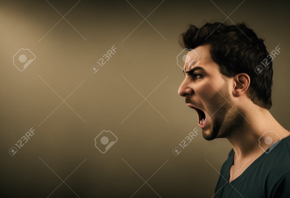 Retrato de hombre joven enojado