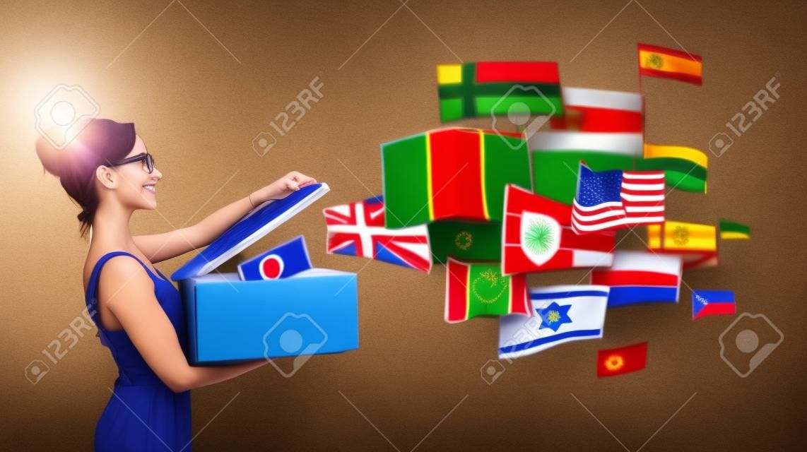 Jonge vrouw spreekt verschillende talen het openen van een doos met internationale vlaggen wegvliegen