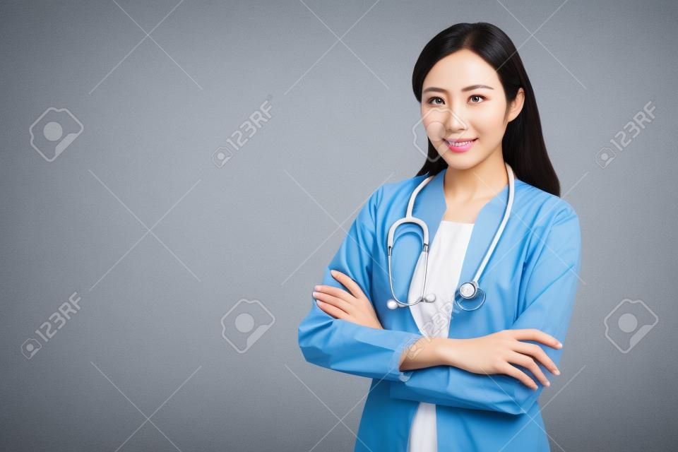 Medico femminile della bella donna asiatica isolato su fondo bianco, medico, medico, clinico, concetto dell'ospedale. La donna o la dottoressa sono carenti in alcuni paesi. Il dottore è la carriera necessaria.